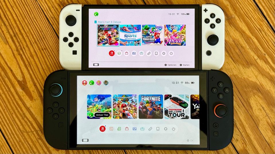 Eine Nintendo Siwtch 2 liegt neben einer Switch OLED Eine Nintendo Siwtch 2 liegt neben einer Switch OLED