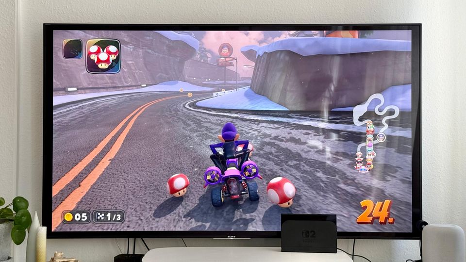 Eine Nintendo Switch 2 ist an einen Fernseher angeschlossen, es wird Mario Kart World gespielt Eine Nintendo Switch 2 ist an einen Fernseher angeschlossen, es wird Mario Kart World gespielt