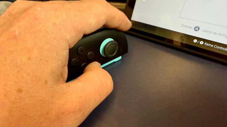 Ein Joycon einer Nintendo Switch 2 wird seitlich als Maus genutzt Ein Joycon einer Nintendo Switch 2 wird seitlich als Maus genutzt