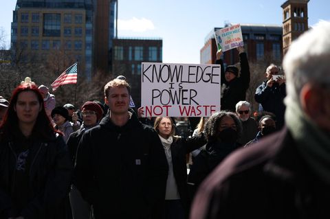 Demos gegen Trump finden inzwischen fast in allen großen Städten der USA statt. Auch in New York hat die Organisation "Stand Up for Science" Proteste organisiert