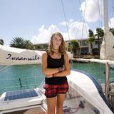 Die Seglerin laura Decker an Bord ihres Segelbootes Guppy