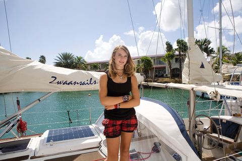 Die Seglerin laura Decker an Bord ihres Segelbootes Guppy