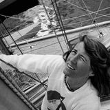 Die Neuseeländerin Naomi James klettert auf den Mast ihres Segelbootes