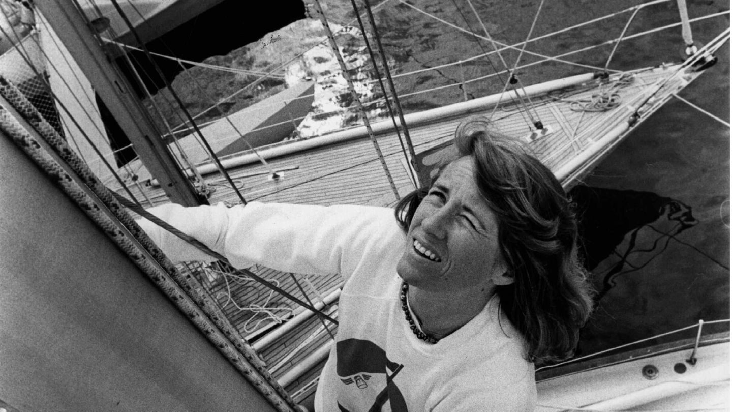 Die Neuseeländerin Naomi James klettert auf den Mast ihres Segelbootes