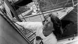 Die Neuseeländerin Naomi James klettert auf den Mast ihres Segelbootes