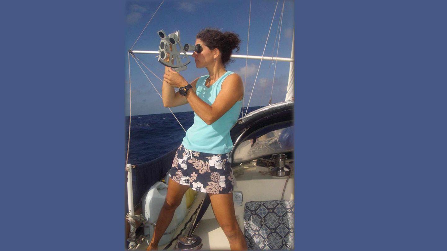 Tania Aebi mit einem Sextanten auf ihrem Segelboot
