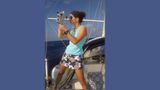 Tania Aebi mit einem Sextanten auf ihrem Segelboot