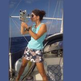 Tania Aebi mit einem Sextanten auf ihrem Segelboot