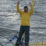 Dee Caffari auf ihrem Segelboot beim Einlaufen in den Hafen