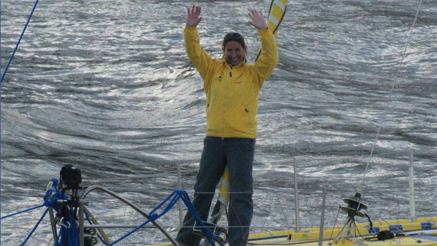 Dee Caffari auf ihrem Segelboot beim Einlaufen in den Hafen