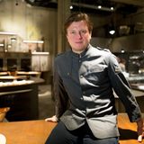 The Table (Hamburg) ⭐⭐⭐  Küchenchef: Kevin Fehling  Kevin Fehling führt das innovative Thekenrestaurant, das 2015 eröffnet wurde und sofort drei Sterne erhielt. Das Konzept mit nur 20 Plätzen an einem geschwungenen Tisch ist einzigartig in Deutschland.