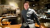 The Table (Hamburg) ⭐⭐⭐  Küchenchef: Kevin Fehling  Kevin Fehling führt das innovative Thekenrestaurant, das 2015 eröffnet wurde und sofort drei Sterne erhielt. Das Konzept mit nur 20 Plätzen an einem geschwungenen Tisch ist einzigartig in Deutschland.