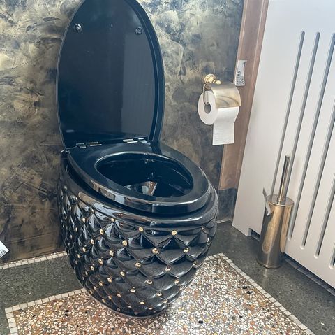 Foto einer WC-Garnitur aus der Villa von René Benko