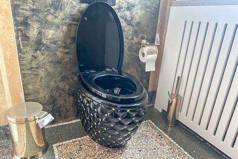 Foto einer WC-Garnitur aus der Villa von René Benko