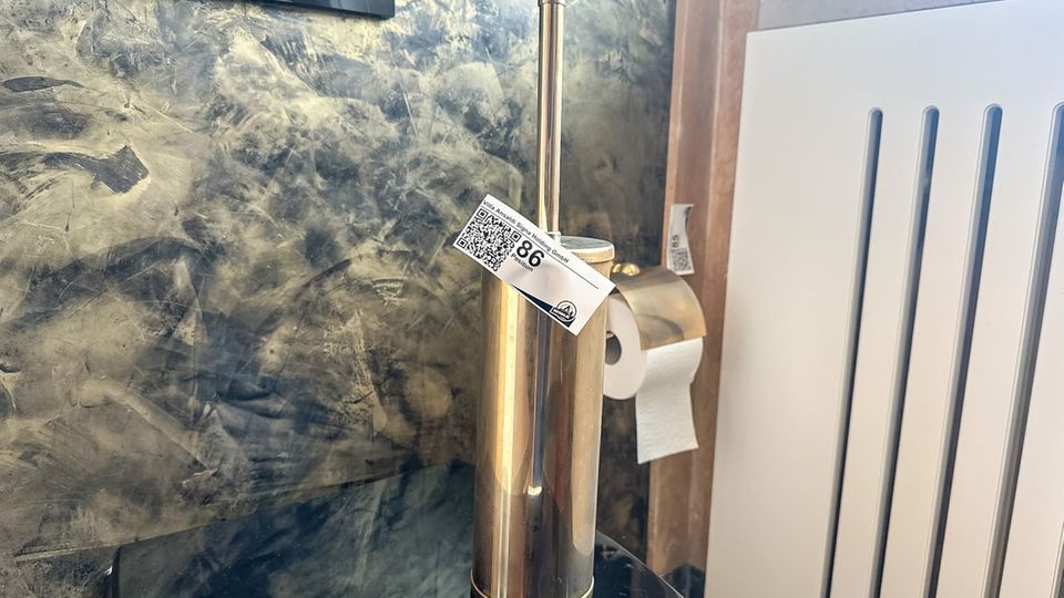 Klobürste und Klopapierhalter von René Benko