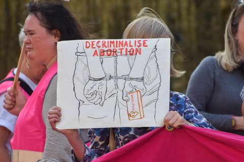 Vor der Abstimmung über das Abtreibungsrecht versammelten sich Aktivistinnen und Aktivisten vor dem Parlament in London
