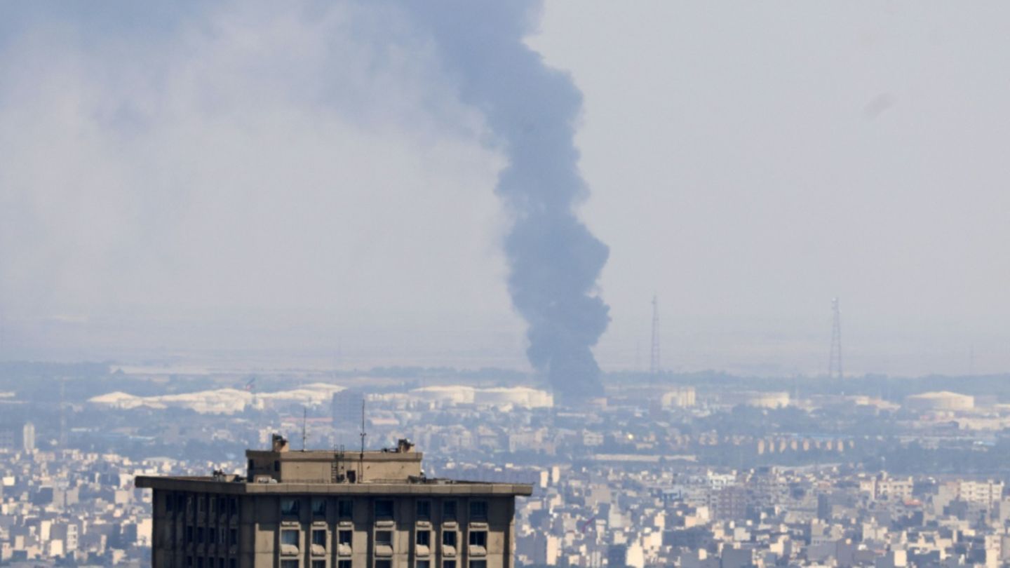 Feuer in Raffinerie nahe Teheran nach israelischem Angriff