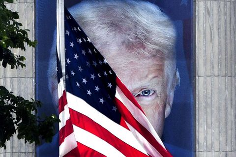 Trump Porträt hinter US-Flagge (Bebilderung Steuergesetz)