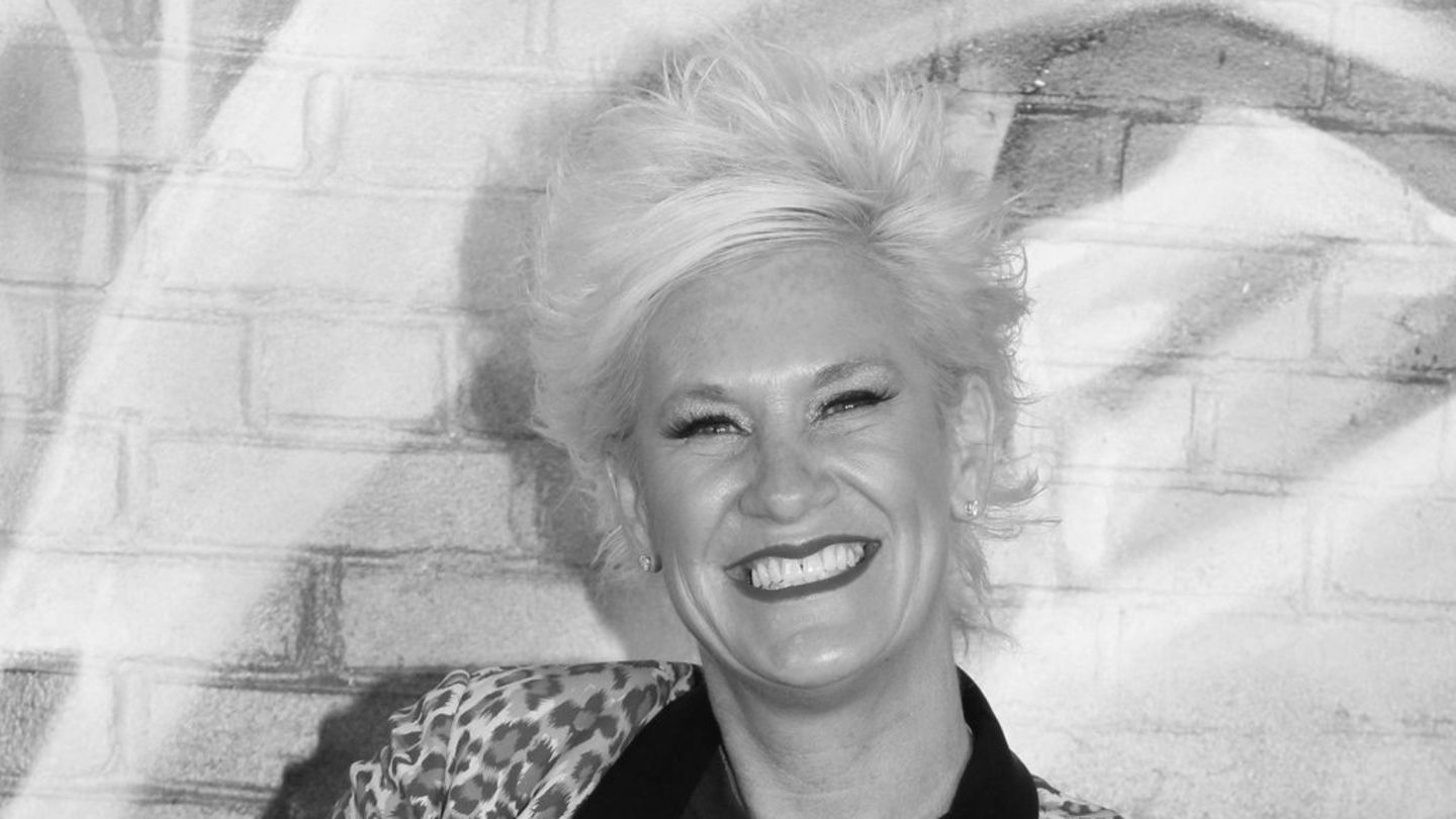 Anne Burrell: Popular TV cook dies at the age of 55