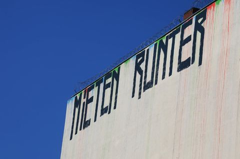 "Mieten runter" an einer Wand in Berlin