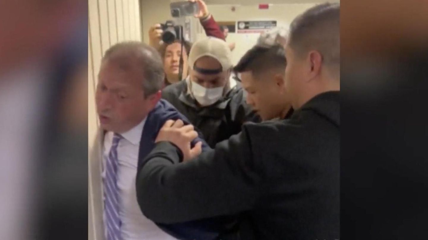 New York mayoral candidate arrested - video shows commotion in US court