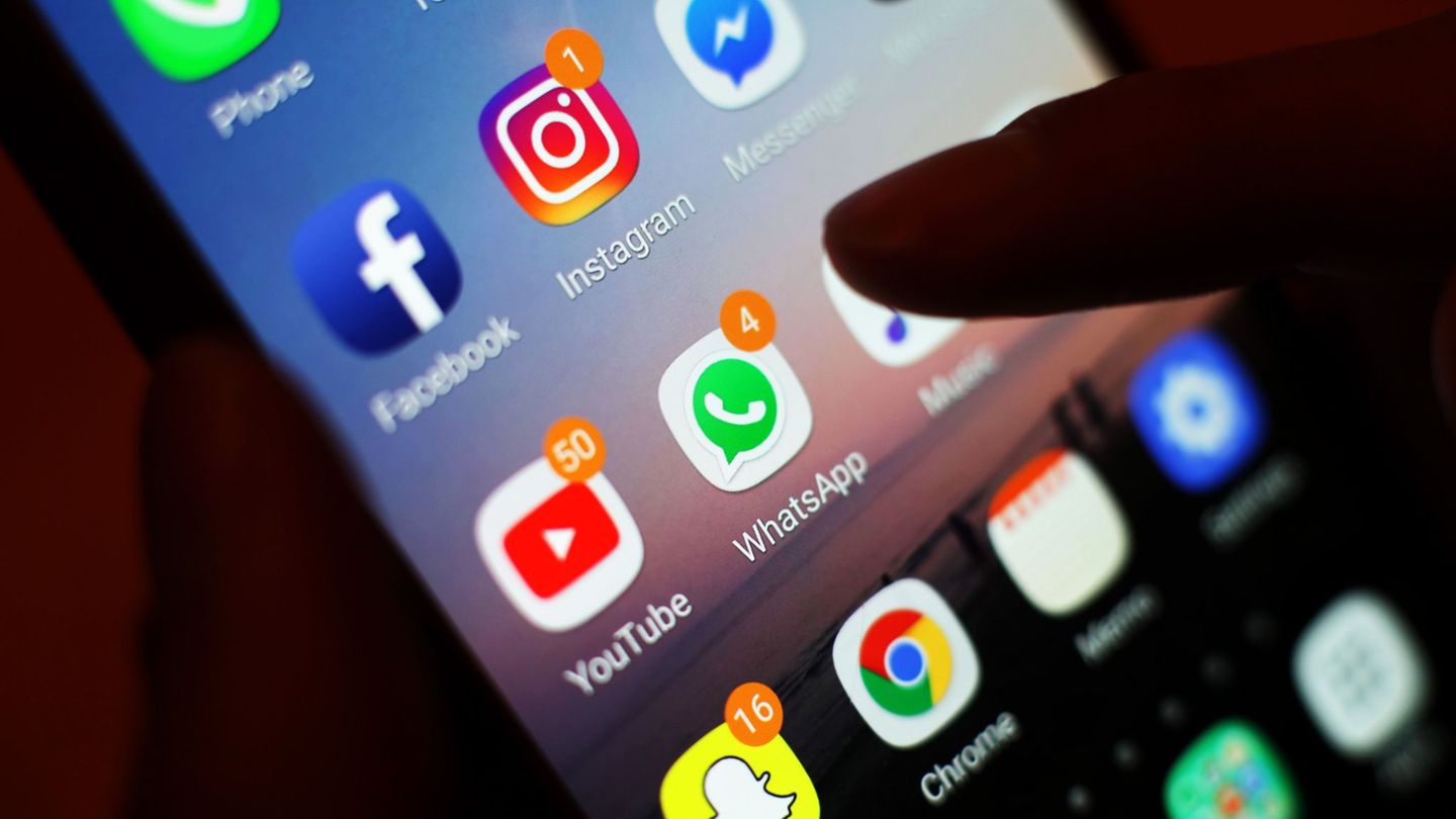 Debate about the age limit: survey: Majority for access to social media only from 16