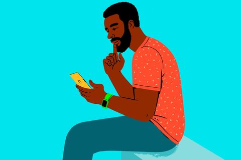 Ein Mann löst ein Blitz-Quiz am Smartphone
