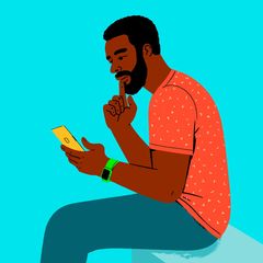 Ein Mann löst ein Blitz-Quiz am Smartphone