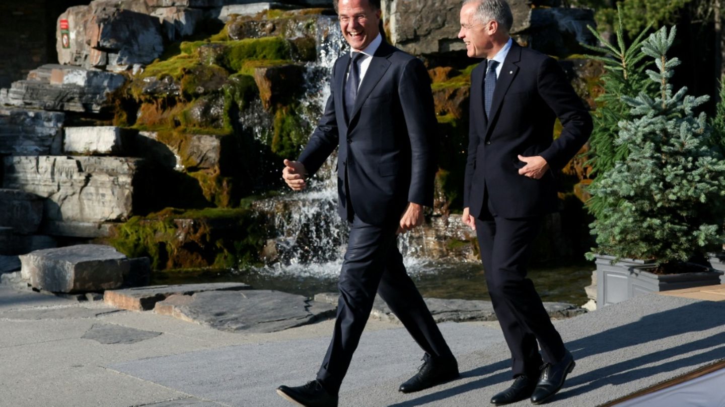 Rutte (l.) und Carney am Dienstag in Kananaskis