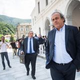 Michel Platini verlässt das Schweizer Bundesstrafgericht in Bellinzona