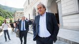 Michel Platini verlässt das Schweizer Bundesstrafgericht in Bellinzona