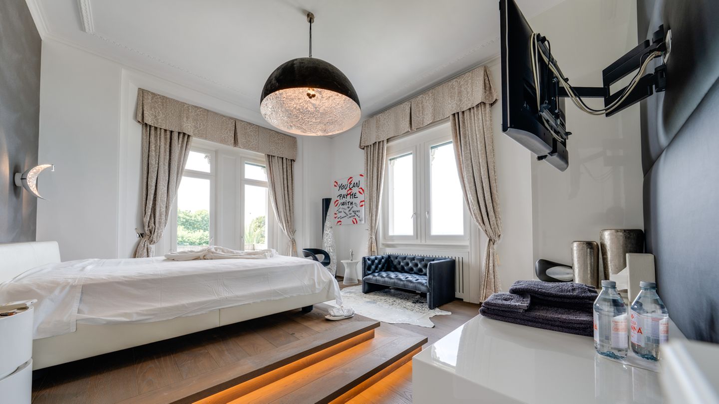 Das Bett im Schlafzimmer thront auf einer Art Podest