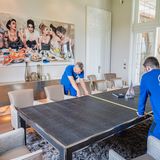 Mitarbeiter des Auktionshauses vermessen den Esstisch