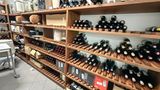 Weinregal im Hause Benko. Die edlen Tropfen werden teilweise einzeln versteigert