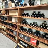 Weinregal im Hause Benko. Die edlen Tropfen werden teilweise einzeln versteigert