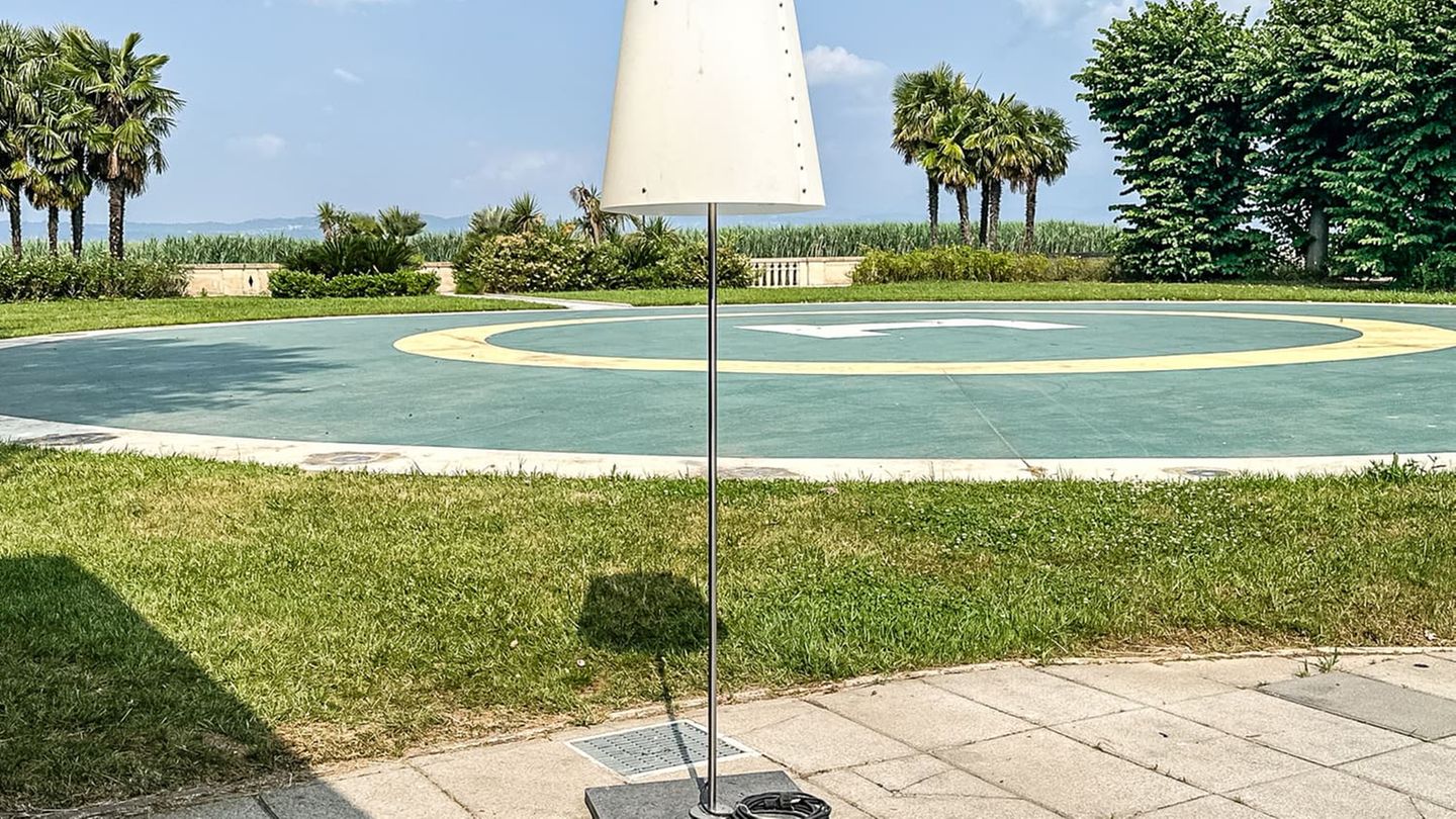 Der Hubschrauberlandeplatz im Hintergrund ist nicht zu haben, dafür diese Stehleuchte