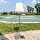 Der Hubschrauberlandeplatz im Hintergrund ist nicht zu haben, dafür diese Stehleuchte