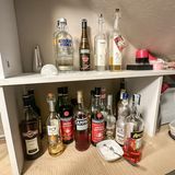 Sogar die Reste aus dem Spirituosenregal werden versteigert