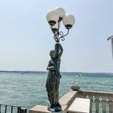 Auf dem gesamten Anwesen wimmelt es von Skulpturen, die sich jetzt andere in den Garten stellen können