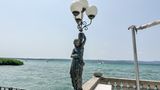 Auf dem gesamten Anwesen wimmelt es von Skulpturen, die sich jetzt andere in den Garten stellen können