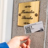 Sogar das Klingelschild an der Tür kommt unter den Hammer