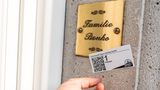 Sogar das Klingelschild an der Tür kommt unter den Hammer