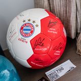 FC-Bayern-Fußball mit Unterschriften