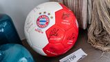 FC-Bayern-Fußball mit Unterschriften