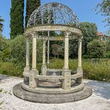 Kann man diesen steinernen Pavillon wirklich abtransportieren?