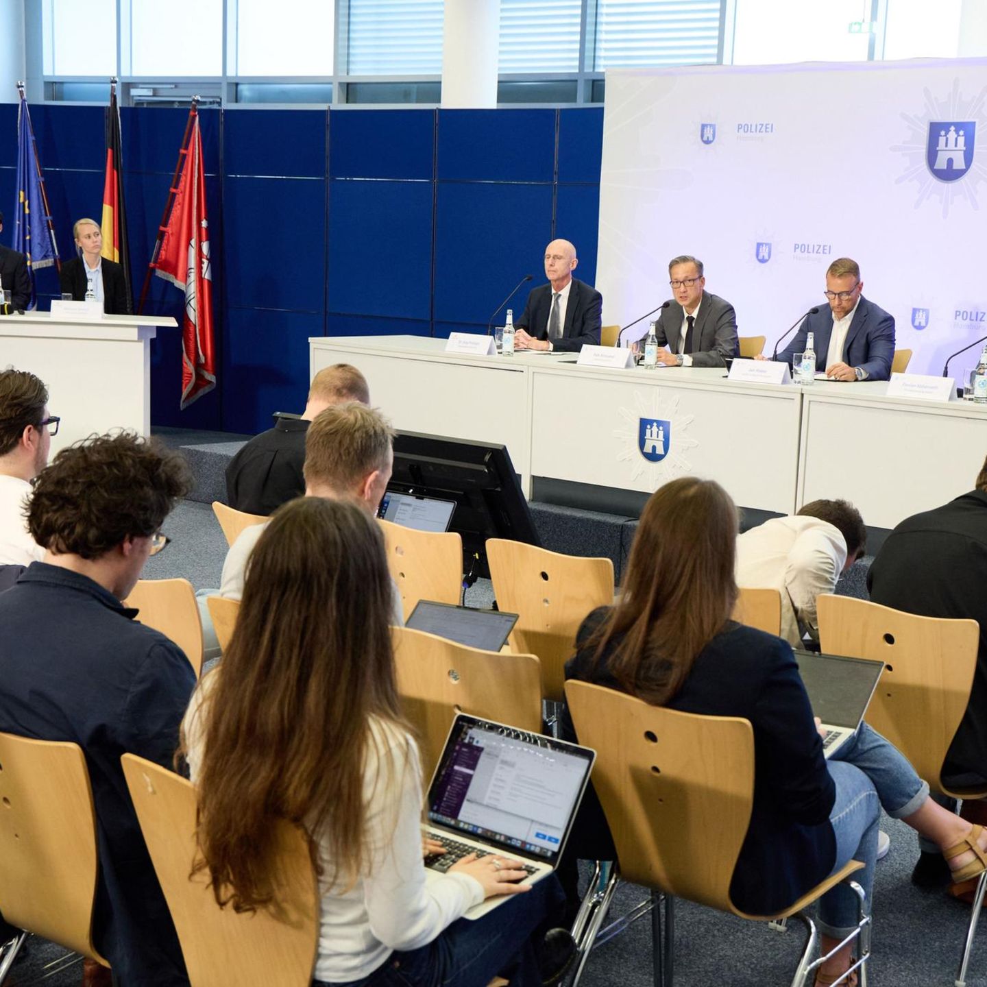 Im Hamburger Polizeipräsidium informierten die Ermittler über die brutalen Verbrechen