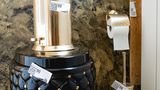 Extravagante Toilette mit goldenem Klobürstenhalter