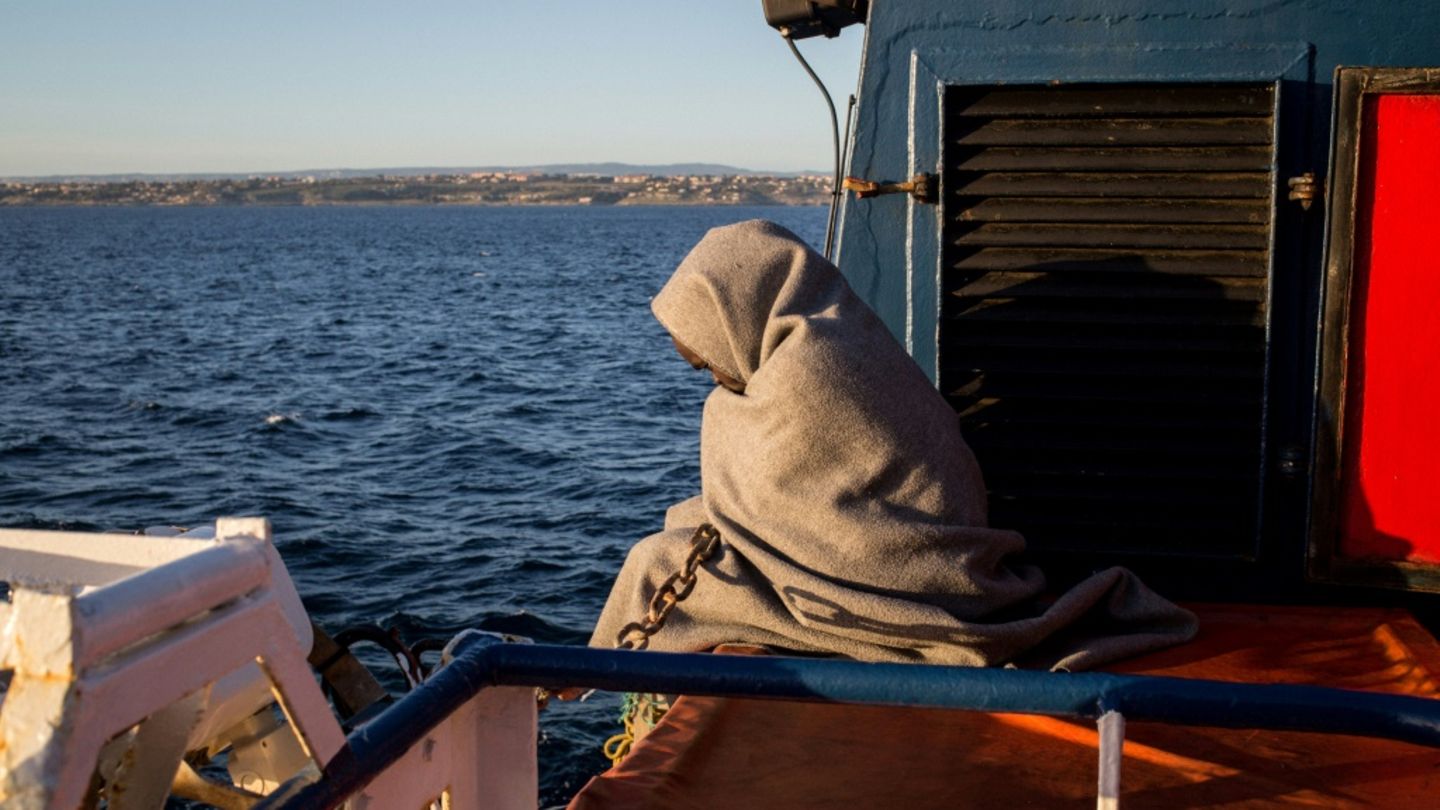 Frau auf einem Schiff von "Sea Watch".