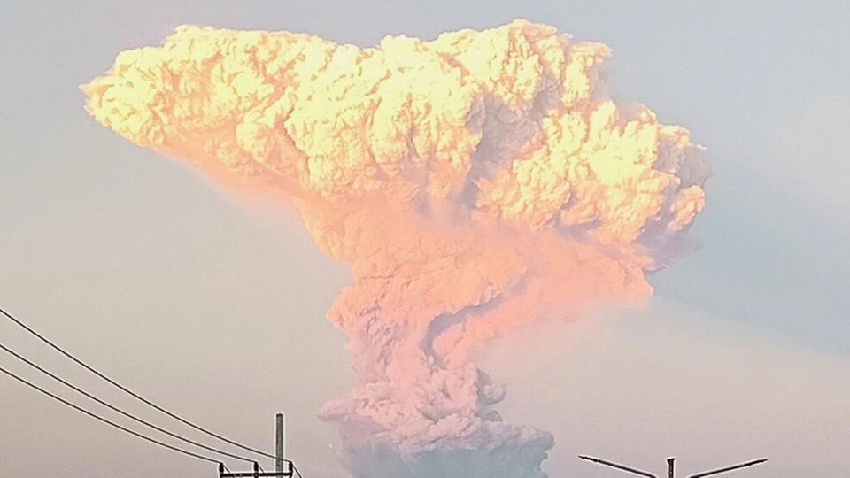 Vulkan stößt riesige Aschesäule aus – Flugverkehr nach Bali gestört