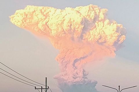 Vulkan stößt riesige Aschesäule aus – Flugverkehr nach Bali gestört